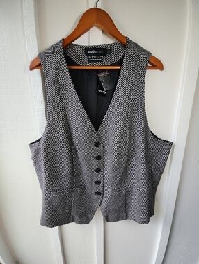 TORRID STUDIO LUX PONTE Black & White Vest Strechy Size 3X 22-24